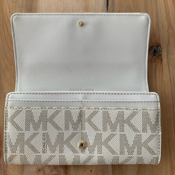 Michael Kors Wallet - Picture 2 of 10